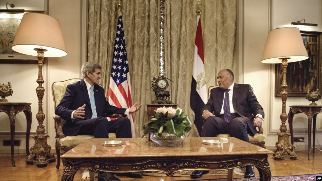 Menteri Luar Negeri AS John Kerry, kiri, berbicara dengan Menteri Luar Negeri Mesir Sameh Shoukry, sebelum rapat di Kementerian Luar Negeri di Kairo, Mesir, Minggu, 2 Agustus 2015. (Brendan Smialowski/Pool Photo via AP)