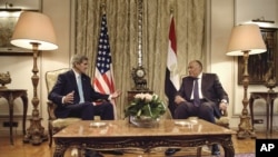 Menteri Luar Negeri AS John Kerry, kiri, berbicara dengan Menteri Luar Negeri Mesir Sameh Shoukry, sebelum rapat di Kementerian Luar Negeri di Kairo, Mesir, Minggu, 2 Agustus 2015. (Brendan Smialowski/Pool Photo via AP)