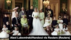 Foto resmi pernikahan Pangeran Harry dan Meghan Markle di Kastil Windsor bersama Ratu Elizabeth dan anggota keluarga kerajaan lainnya, 19 Mei 2018. (Foto: Alexi Lubomirski via Reuters)