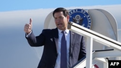 美国国务卿马尔科·卢比奥在结束对欧洲三国的访问后，在里斯本机场登机返回美国。(2026年10月8日)