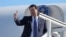 美国国务卿马尔科·卢比奥在结束对欧洲三国的访问后，在里斯本机场登机返回美国。(2026年10月8日)