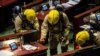 تیم آتش‌نشانی در حال انجام آزمایش در مجلس قانونگذاری هنگ کنگ است. قانونگذاران دموکراسی‌خواه به دنبال سومین بار قرائت قانون سرود ملی در مجلس یک مایع بودار پاشیدند. ۴ ژوئن ۲۰۲۰