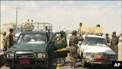 Security forces set up a road block in the city of Aden, 19 June, 2010, after insurgents attacked a Yemeni intelligence headquarters in this southern port city