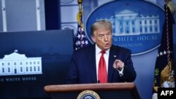도널드 트럼프 미국 대통령이 10일 백악관에서 정부의 신종 코로나바이러스 사태 대응에 관한 기자회견을 했다.