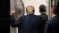 Donald Trump napušta sudnicu.