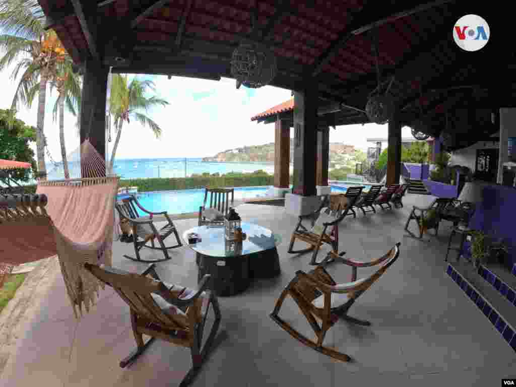 Hoteles y restaurantes sin ningún turista en San Juan del Sur, Nicaragua. [Foto: Houston Castillo Vado, VOA]