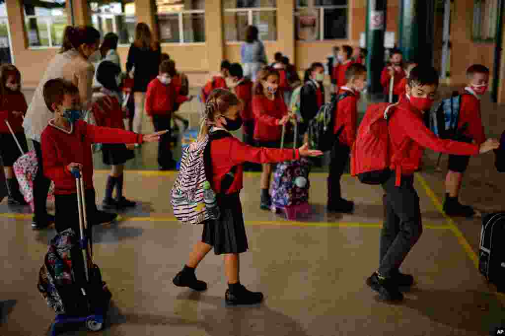신종 코로나바이러스 사태 이후 처음으로 개강한 스페인 팜플로나의 루이 아미고 학교에서 학생들이 간격을 두고 줄을 지어 교실에 들어가고 있다. 