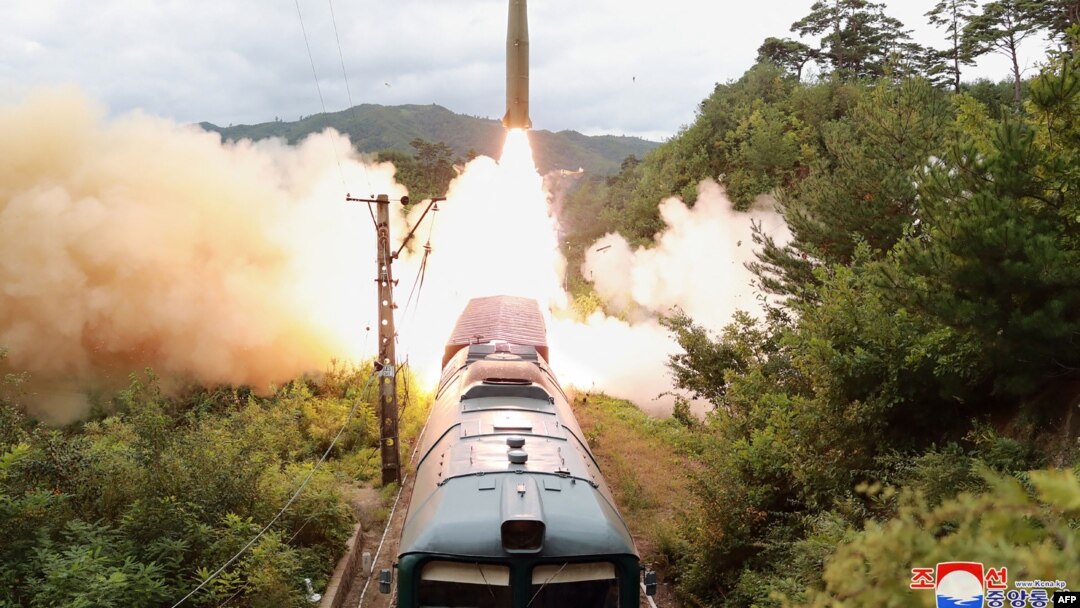 Gambar yang diambil pada 15 September 2021 ini dirilis oleh media pemerintah resmi Korea Utara, Korean Central News Agency (KCNA) menunjukkan uji coba rudal dari rel kereta api. (Foto: STR / KCNA VIA KNS / AFP)