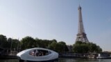 آزمايش تاكسى دريايى موسوم به حباب دريا در رودخانه سن در پاريس. حباب دريا كاملا برقى است و آلودگى در آب توليد نمى كند.