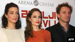 Andjelina Džoli, i njeni glavni glumci Zana Marjanović i Goran Kostić, pre premijere filma " U zemlji krvi i meda" u Zagrebu, 17. februara 2012.