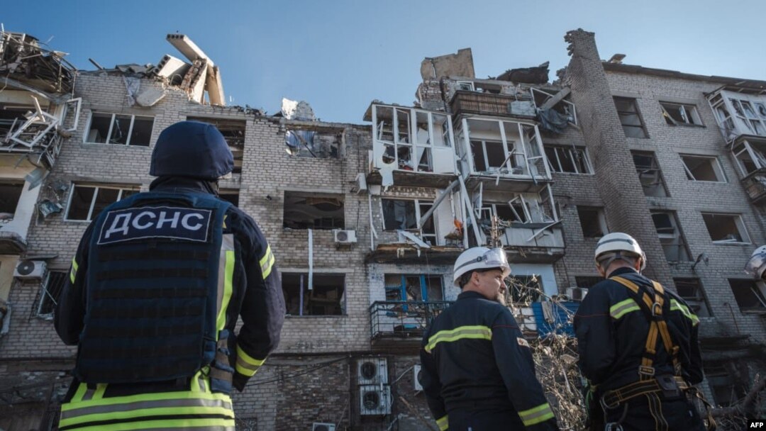 Pripadnici ukrajinskih hitnih službi u Pokrovsku, u Donjecku (Foto: Handout / AFP)