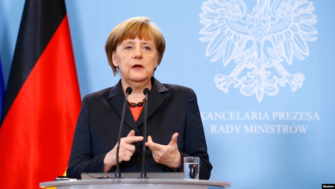 Kanselir Jerman Angela Merkel dalam jumpa pers setelah bertemu Perdana Menteri Polandia Donald Tusk di Warsawa (12/3). (Reuters/Kacper Pempel)
