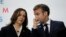 El presidente francés Emmanuel Macron habla con la vicepresidenta estadounidense Kamala Harris durante el Forum de Paz en París el 11 de noviembre del 2021.