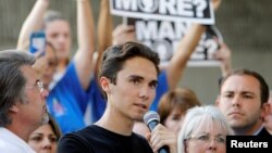 David Hogg, siswa senior SMU Marjory Stoneman Douglas, berbicara pada sebuah pawai menuntut pengendalian penggunaan senjata yang lebih ketat. Pawai itu berlangsung tiga hari setelah penembakan di sekolahnya, di Fort Lauderdale, Florida, 17 Februari 2018. 