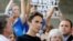 David Hogg, siswa senior SMU Marjory Stoneman Douglas, berbicara pada sebuah pawai menuntut pengendalian penggunaan senjata yang lebih ketat. Pawai itu berlangsung tiga hari setelah penembakan di sekolahnya, di Fort Lauderdale, Florida, 17 Februari 2018. 