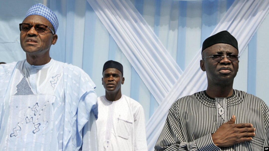 Janar Muhammadu Buhari, dan takarar shugaban kasa a gefedn hagu tare da mataimakinsa Tunde Bakare daga gefen dama a wajen gangamintaron siyasa a birnin Ikkon Nigeria.