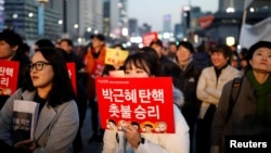 박근혜 한국 대통령의 파면이 결정된 10일, 서울 광화문 광장에서 파면을 지지하는 시민들의 촛불집회가 열렸다.