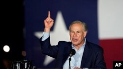 El gobernador de Texas, Greg Abbott, durante un mitin de campaña de cara a las primarias del Partido Republicano en Corpus Christi, EEUU, el 1 de marzo de 2022.