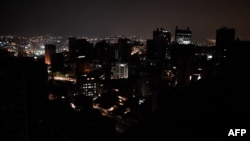 Esta foto de archivo muestra una vista general del barrio de Altamira parcialmente iluminado durante un apagón en Caracas, Venezuela.