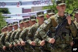 Pripadnici Kosovskih bezbednosnih snaga marširaju tokom ceremonije obeležavanja 25. godišnjice dolaska međunarodnih snaga, 12. jun 2024. (Foto: AP/Visar Kryeziu)