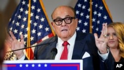 ARCHIVO - En esta foto del 19 de noviembre de 2020, el ex alcalde de Nueva York, Rudy Giuliani, abogado del presidente Donald Trump, habla en conferencia de prensa en la sede del Comité Nacional Republicano, en Washington.