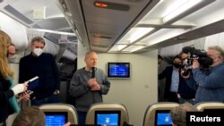 El canciller alemán Olaf Scholz habla con los reporteros en su camino a Washington el 6 de febrero de 2022.