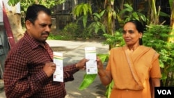 Raghubir Gaur (L) and his wife Kusum are confident their "Aadhaar" cards with their biometric data will enable them to access entitlements such as subsidized food rations. (A. Pasricha/VOA)
