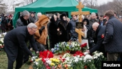 Mourners Pay Last Respects to Russian Opposition Leader 