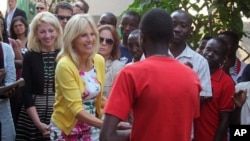 Istri Wakil Presiden AS Jill Biden (kedua dari kiri) bersalaman dengan mantan tentara anak-anak di Bukavu, Kongo (5/7). 