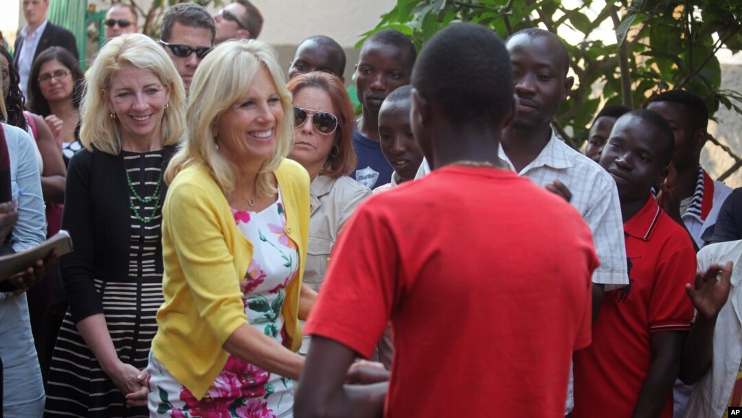 Istri Wakil Presiden AS Jill Biden (kedua dari kiri) bersalaman dengan mantan tentara anak-anak di Bukavu, Kongo (5/7). 