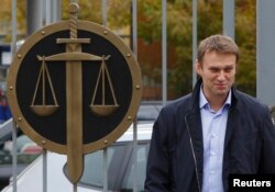 Pemimpin oposisi Rusia Alexey Navalny tiba di pengadilan di Moskow 9 Oktober 2013. (REUTERS/Maxim Shemetov)