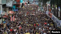 Ribuan pengunjuk rasa anti ekstradisi kembali memadati jalanan kota Hong Kong dalam peringatan 22 tahun penyatuan kota tersebut dengan China, 1 Juli 2019.