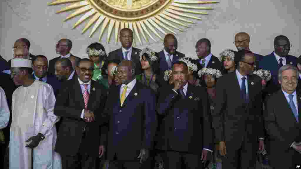 Tous les dirigeants se réunissent pour une photo de famille, lors de la 28e session ordinaire de l'Assemblée de l'Union africaine à Addis-Abeba, Ethiopie, le 30 janvier 2017.