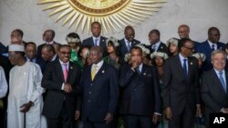 Tous les dirigeants se réunissent pour une photo de groupe, lors de la 28e Session ordinaire de l'Assemblée de l'Union africaine à Addis Abeba, Ethiopie, le 30 janvier 2017.