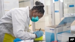 Melva Mlambo, scientifique médicale, travaille au séquençage d'échantillons du variant Omicron au centre de recherche Ndlovu à Elandsdoorn, en Afrique du Sud, le 8 décembre 2021. 