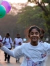 Djevojčica trči noseći balone tokom maratona pred Međunarodni dan žena u Hajderabadu, Indija, 6. mart 2023.