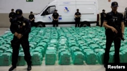 Policías españoles custodian una carga de 13 toneladas de cocaína escondida en un cargamento de plátanos de Ecuador en Algeciras, el 6 de noviembre de 2024.