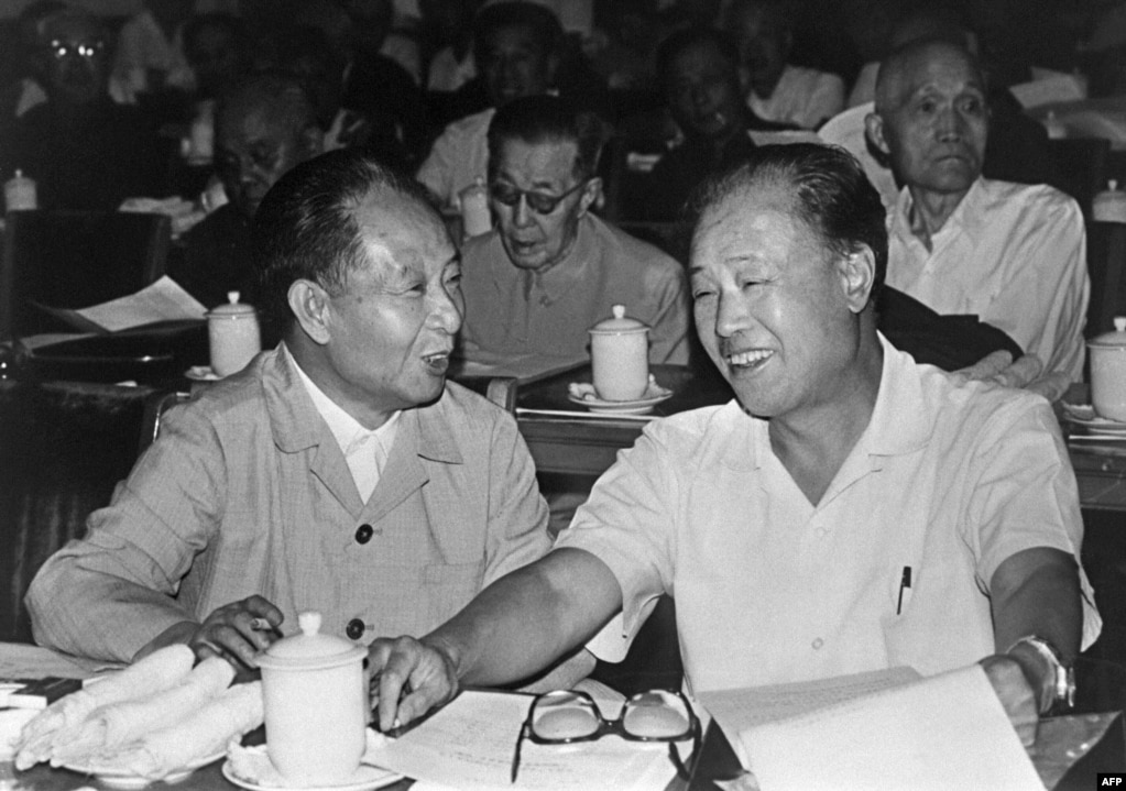 1982年9月9日胡耀邦和中国总理赵紫阳(右)在北京。(photo:VOA)