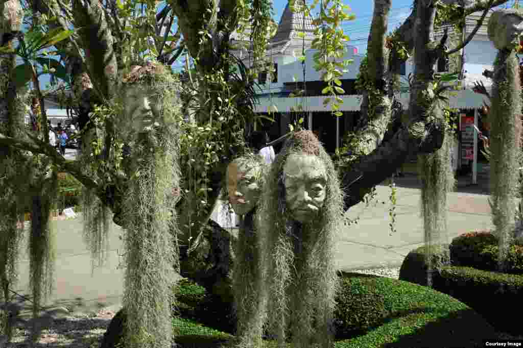 Pot-pot gantung berbentuk wajah manusia di kuil Wat Rong Khun, Chiang Rai, Thailand. 