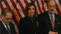 Spika Nancy Pelosi akizungumza na waandishi habari baada ya kumfungulia mashtaka Trump