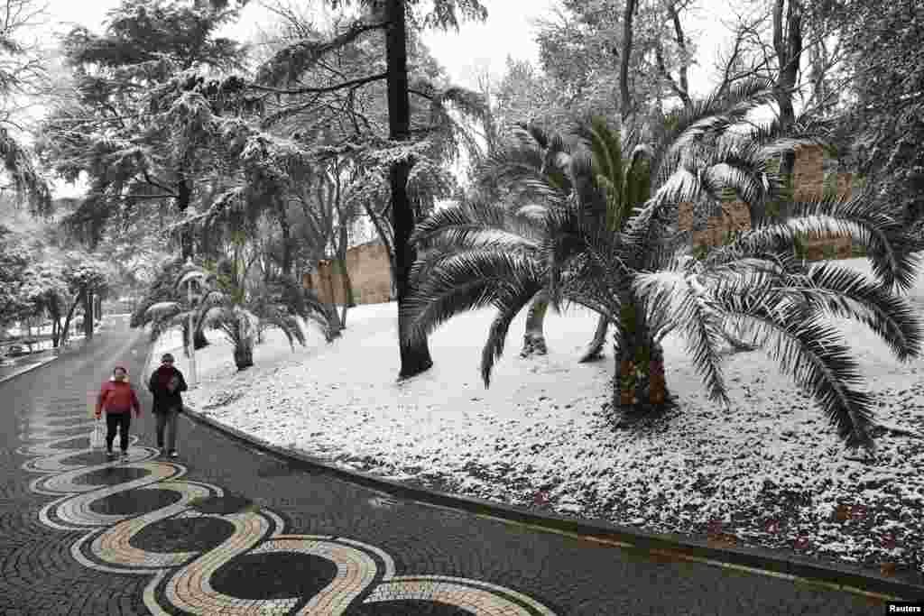 استنبول کے ایک پارک میں برف باری کے باوجود لوگ واک کر رہے ہیں۔ &nbsp;