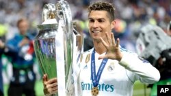 Cristiano Ronaldo memegang trofi setelah Real Madrid memenangkan laga final Liga Champions antara Real Madrid dan Liverpool di Stadion Limpiyskiy di Kiev, Ukraina, 26 Mei 2018.