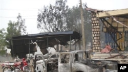 carcasse d'une voiture détruite dans l'attaque de Gombe (24 fév. 2012)