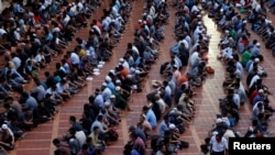 Indonesian Muslims wait to break their fast during the holy month of Ramadan inside Istiqlal mosque in Jakarta, June 9, 2016. 