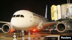 Pesawat Dreamliner milik Japan Airlines (JAL) mengalami kebocoran bahan bakar selagi akan lepas landas dan terpaksa ditarik balik ke gerbang penerbangan di bandara Narita, Tokyo hari Selasa (8/1).