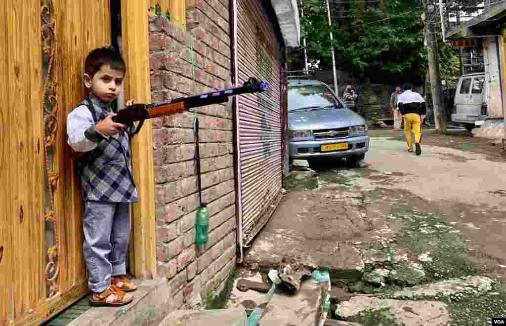 بھارت کے زیرِ انتظام کشمیر کے 11 اضلاع میں 29 اپریل کی شام ’کرونا کرفیو‘ نافذ کیا گیا تھا جس کے اگلے ہی روز جموں و کشمیر کے تمام 20 اضلاع میں یہ پابندیاں عائد کردی گئی تھیں۔