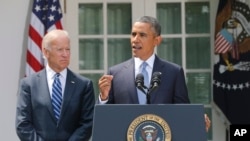 Претседателот Барак Обама со потпретседателот Џо Бајден на денешното обраќање од Белата куќа.