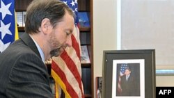 Američki ambasador u BiH Patrik Mun upisuje se u knjigu žalosti povodom smrti Ričarda Holbruka