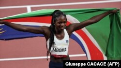 La Namibienne Christine Mboma, 18 ans, célèbre après avoir remporté la médaille d'argent en finale du 200 m féminin lors des Jeux olympiques de Tokyo 2020 au stade olympique de Tokyo, le 3 août 2021. 