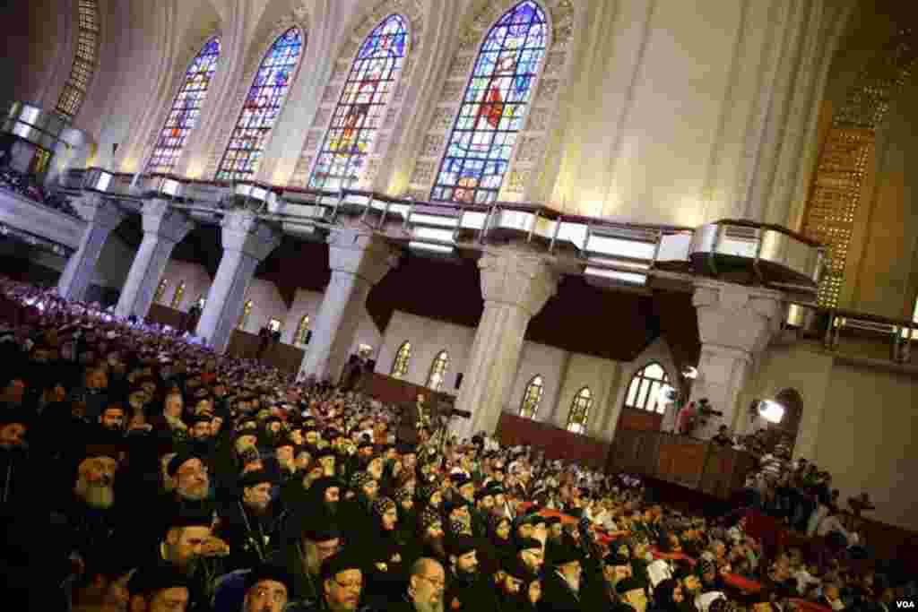Suasana di dalam Katedral Ortodoks Koptik Saint Mark di Kairo (4/11). (VOA/Yuli Weeks)